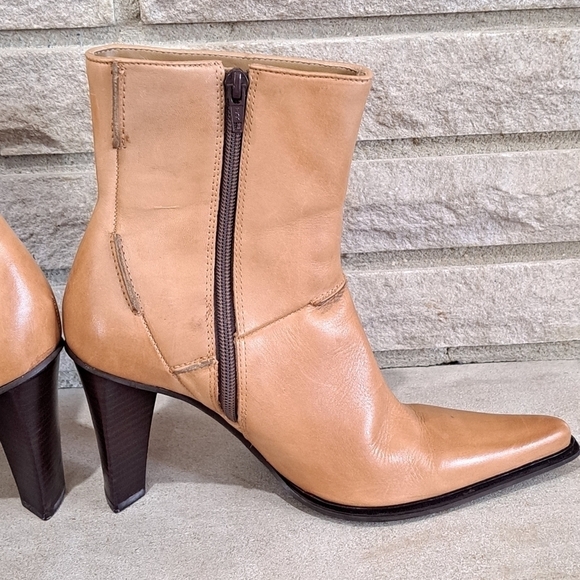 Steve Madden Leather Camel Colored Pointed Toe Boots 7.5B Triangle Heel Side Zip - Picture 6 of 10